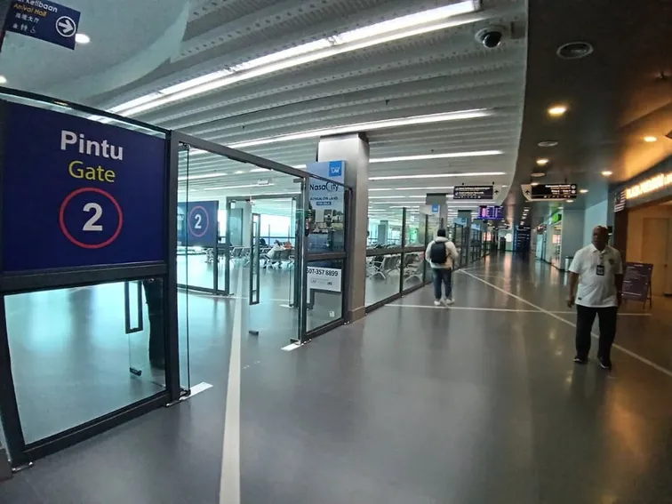 Senai Airport — Departure hall refurbishment, photo 8 of 12