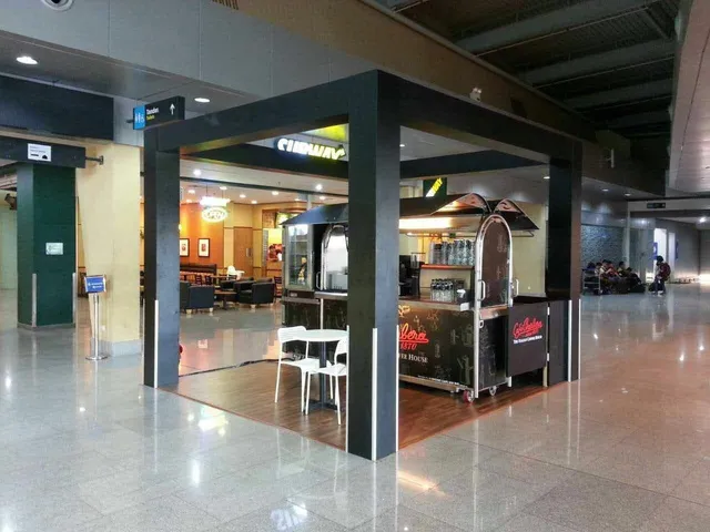 Retail kiosk installed in the Senai Airport Aeromall concourse